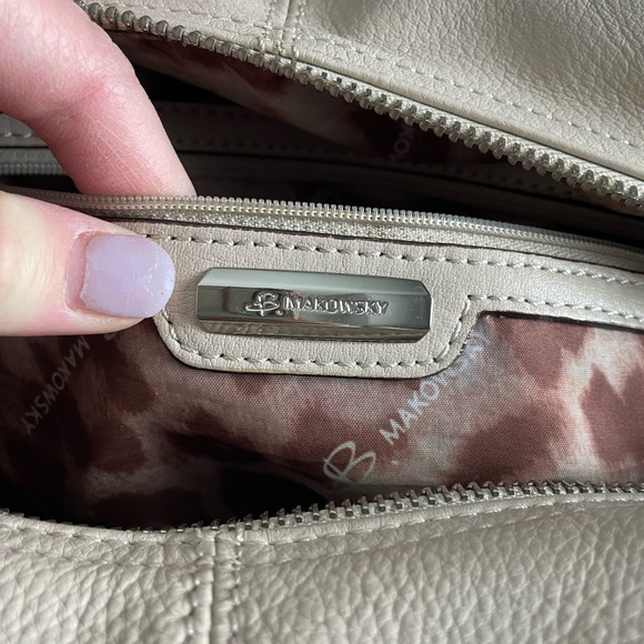 LC: ⭐️HP⭐️ B. Makowsky Leather White Cream Purse with Animal Print Inside - Picture 5 of 15